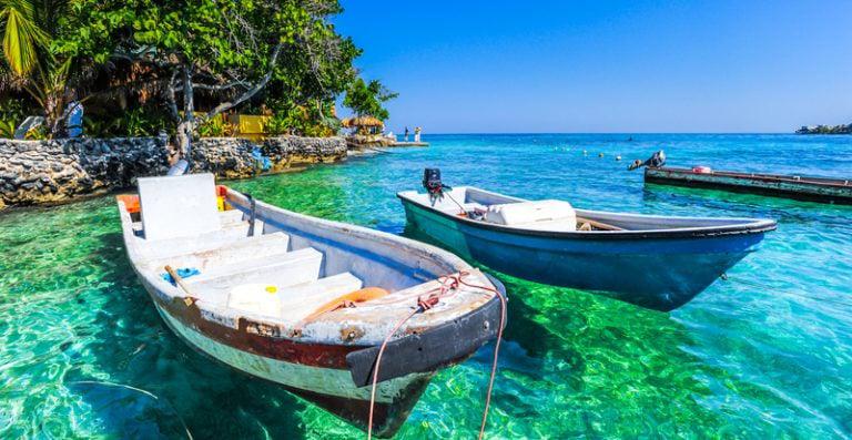 Barcos-en-las-cristalinas-aguas-de-Islas-del-Rosario-Colombia-768x397